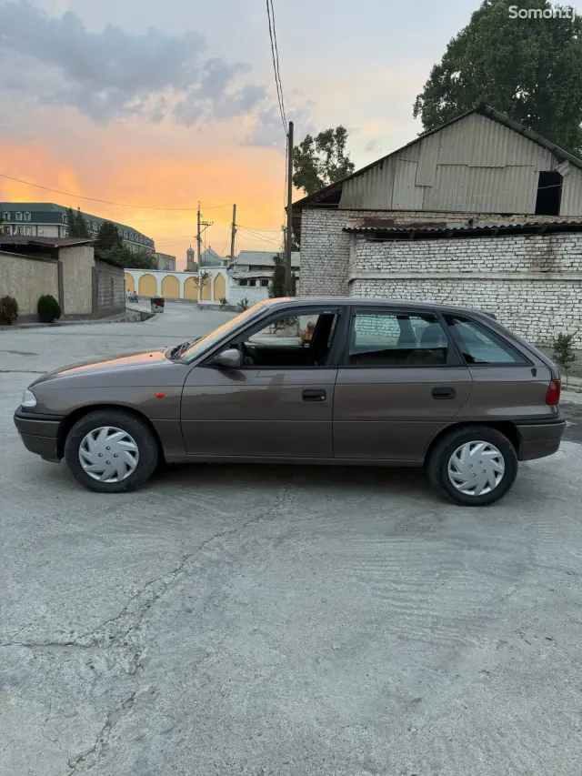 Opel Astra F 1998 · 1.6 MT