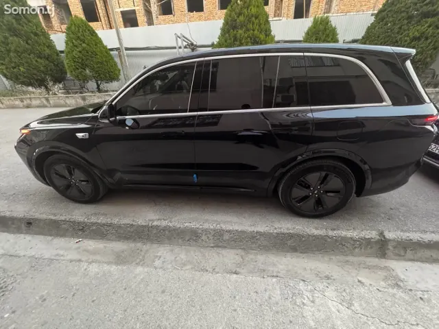 Li Auto (Lixiang) L8 2024 · 2.5 AT