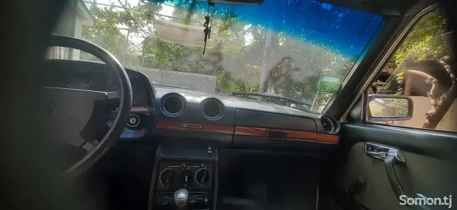 Mercedes-Benz W124 1983 · 2.4 MT