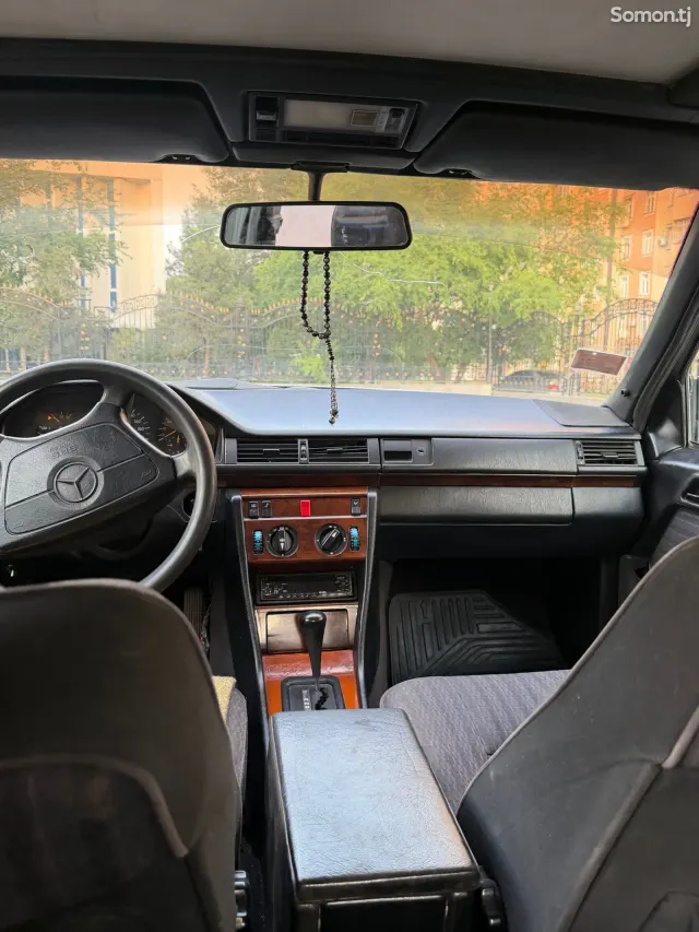 Mercedes-Benz W124 1993 · 3.0 AT