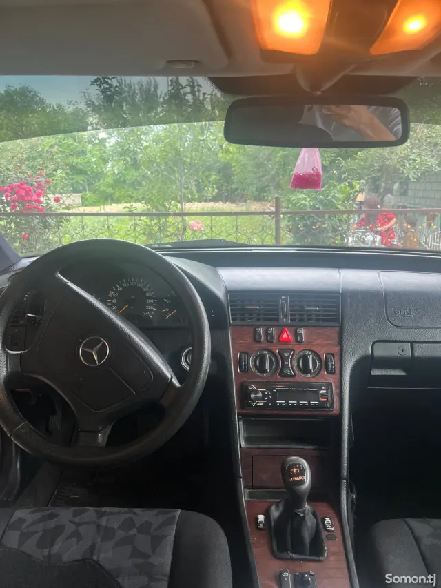 Mercedes-Benz W201 2000 · 1.8 MT