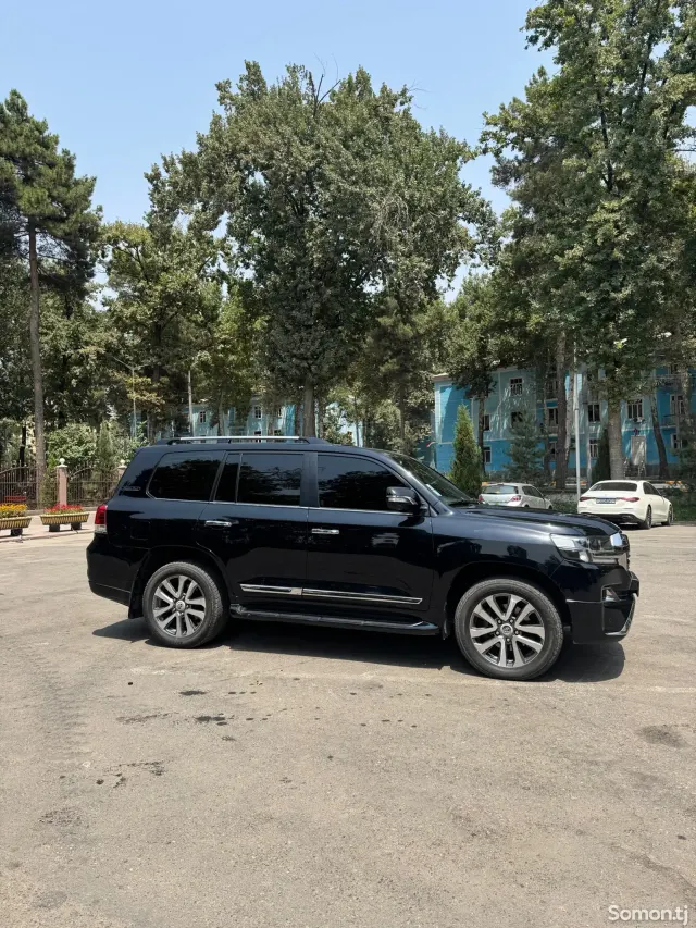 Toyota Land Cruiser 2018 · 4.5 AT