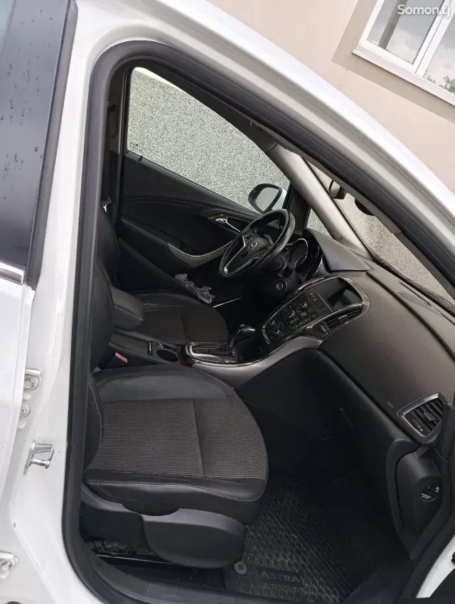 Opel Astra J 2011 · AT