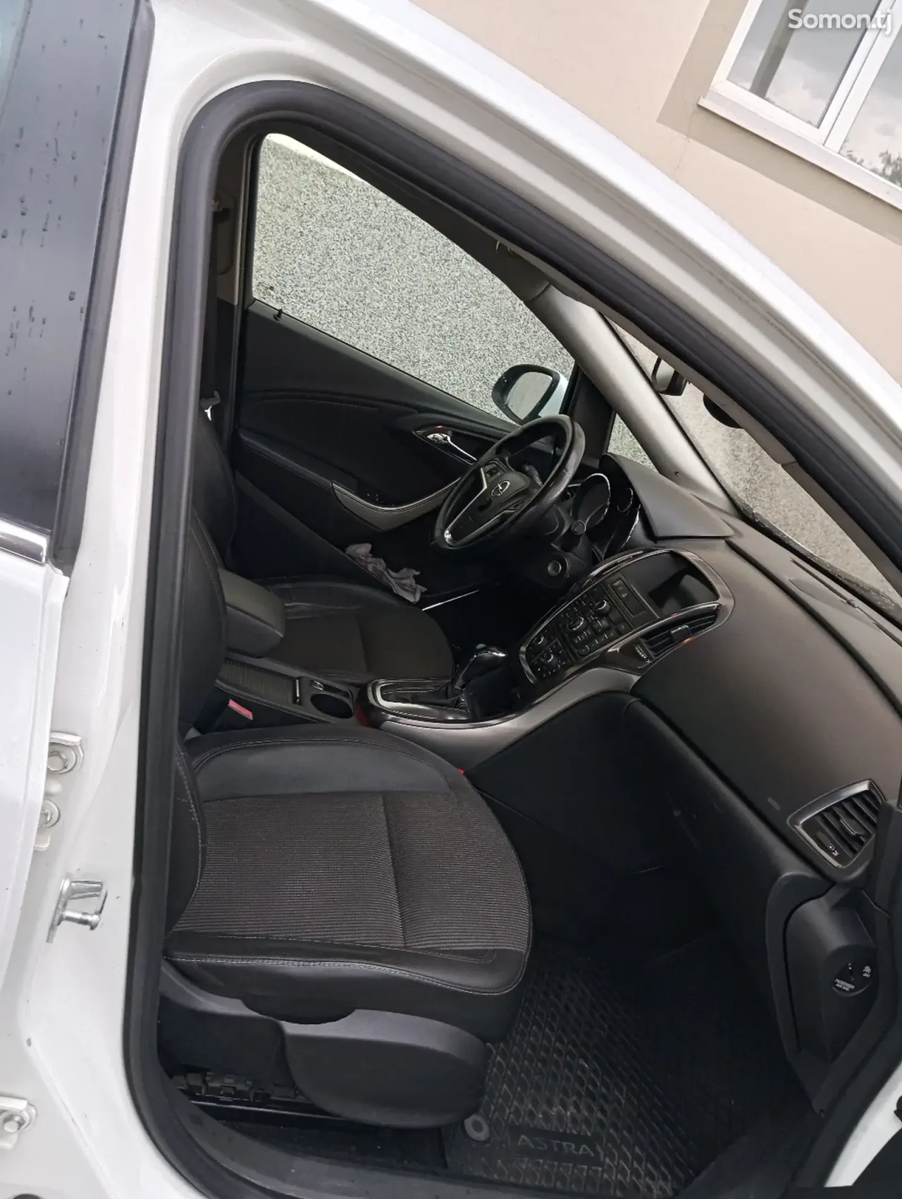 Opel Astra J 2011 · AT