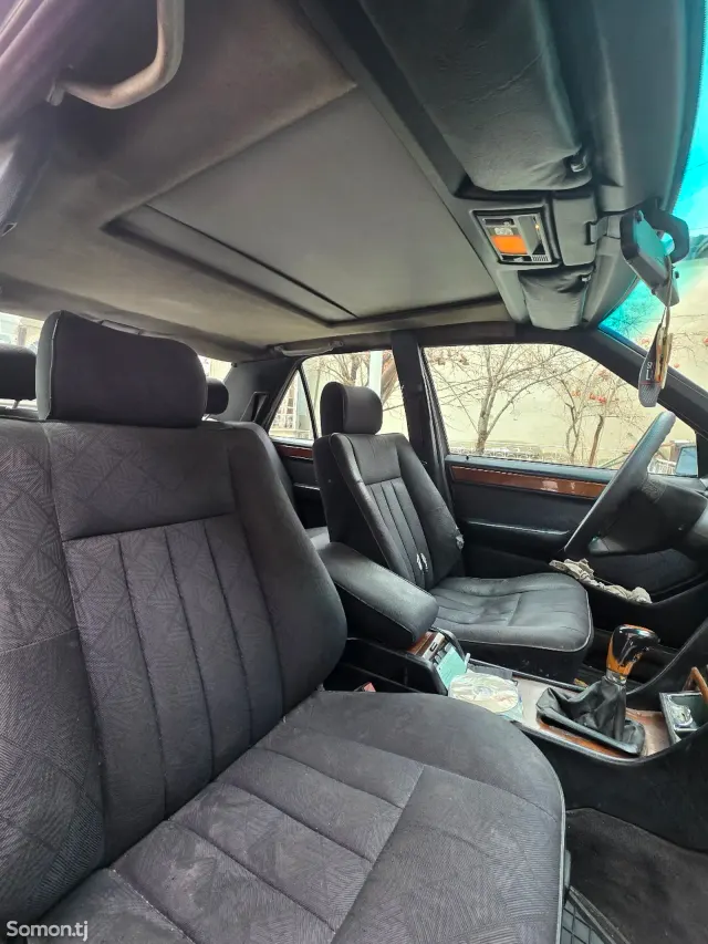 Mercedes-Benz E class 1994 · 2.5 MT