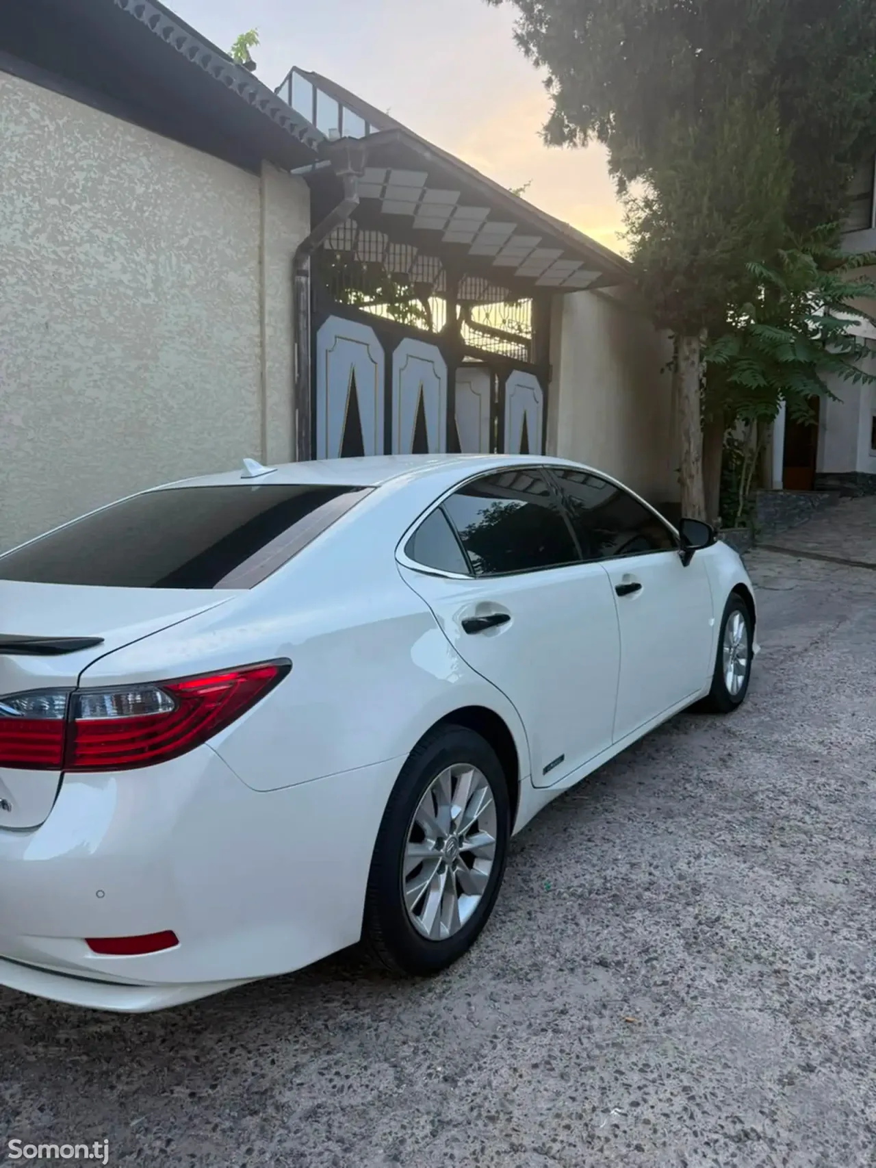 Lexus ES series 2014 · 2.5 AT