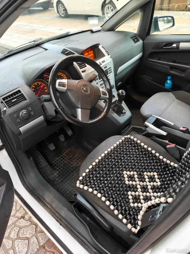 Opel Zafira 2009 · 1.6 MT