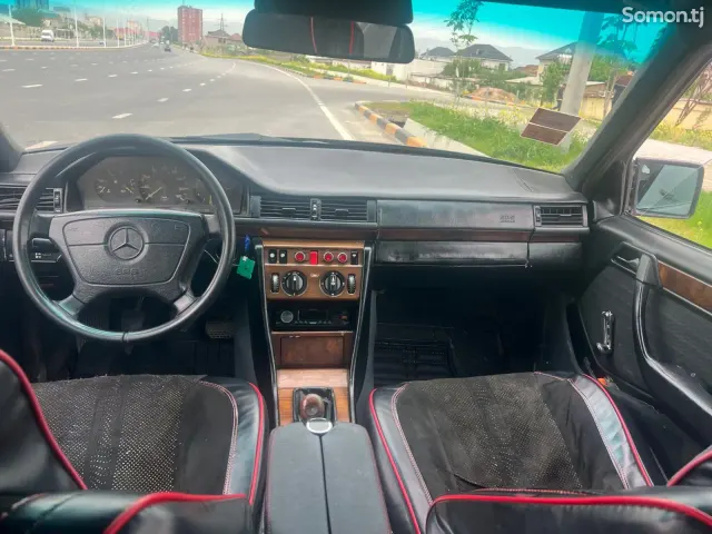 Mercedes-Benz W124 1992 · 2.0 MT