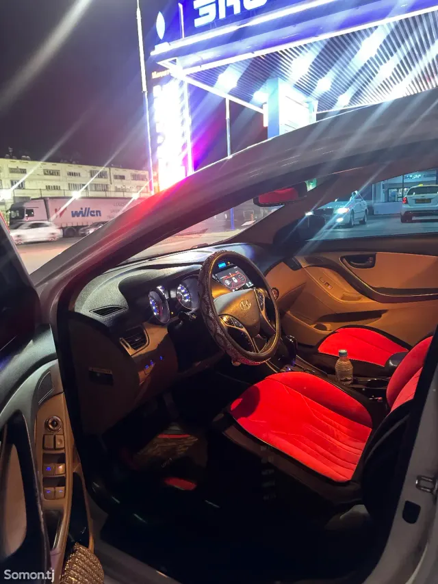 Hyundai Elantra 2013 · 2.0 AT