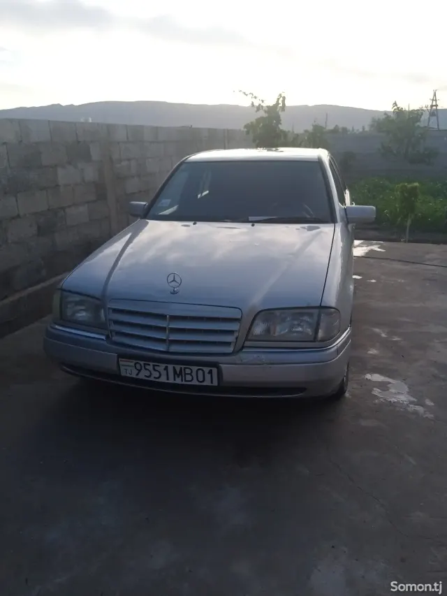 Mercedes-Benz E class 1993 · 1.8 MT