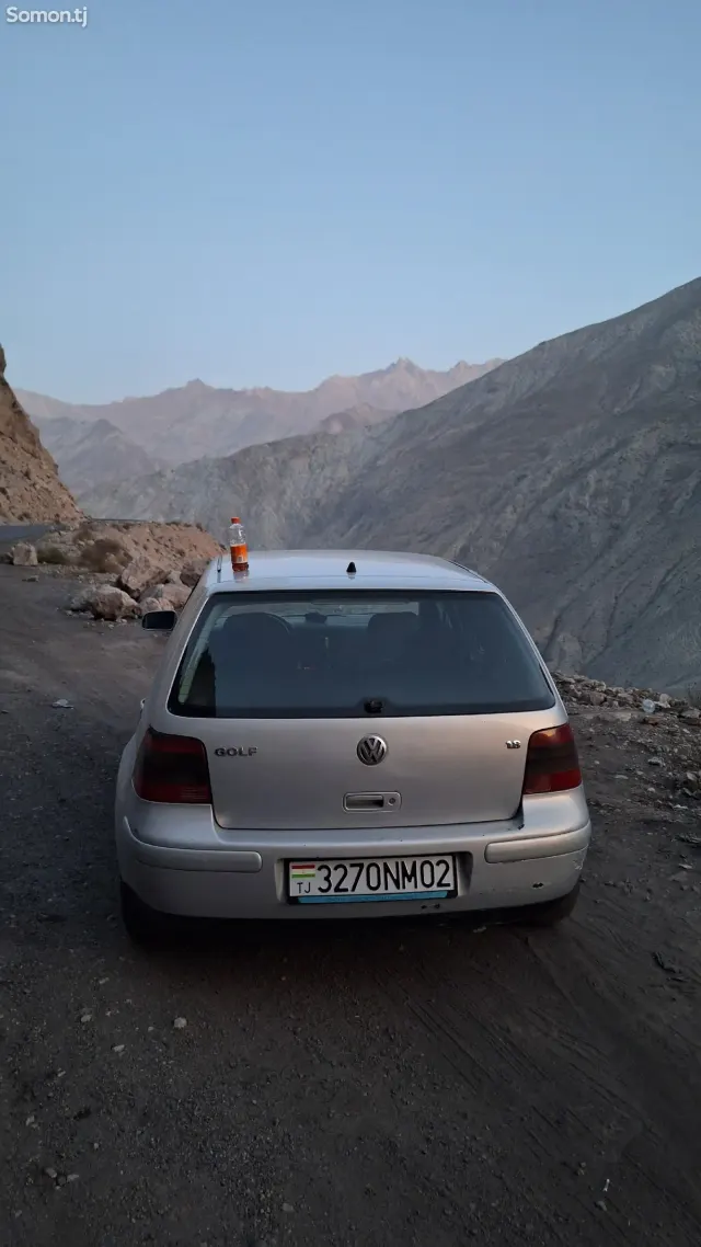 Volkswagen Golf 2001 · 1.8 MT