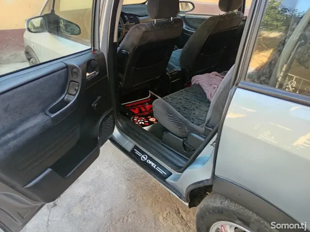 Opel Zafira 1999 · 1.8 MT