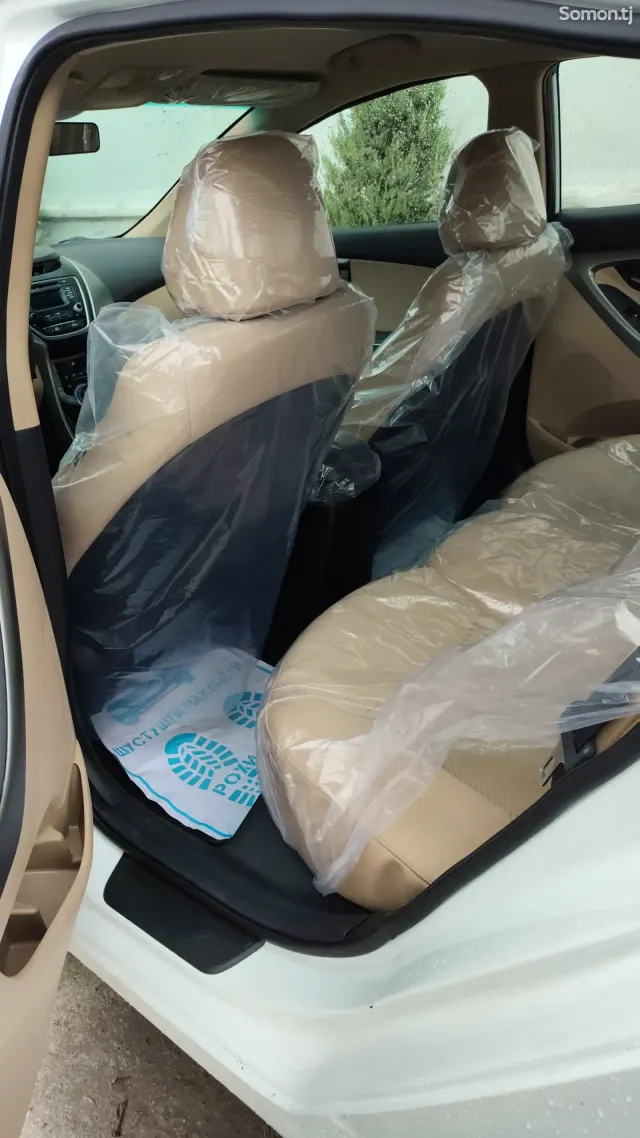 Hyundai Elantra 2013 · 1.8 AT