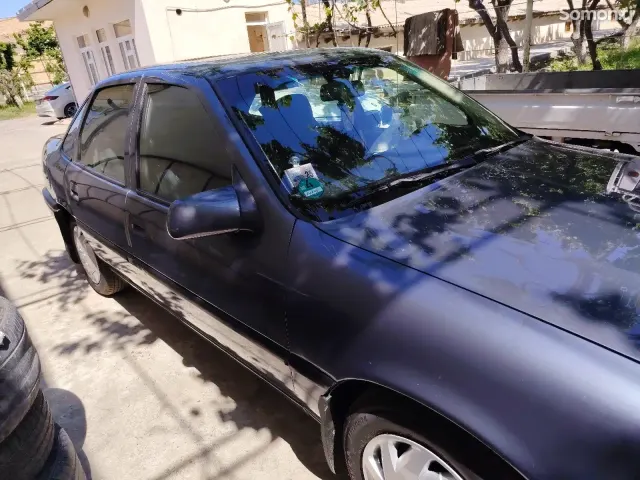 Opel Vectra A 1995 · 1.6 MT