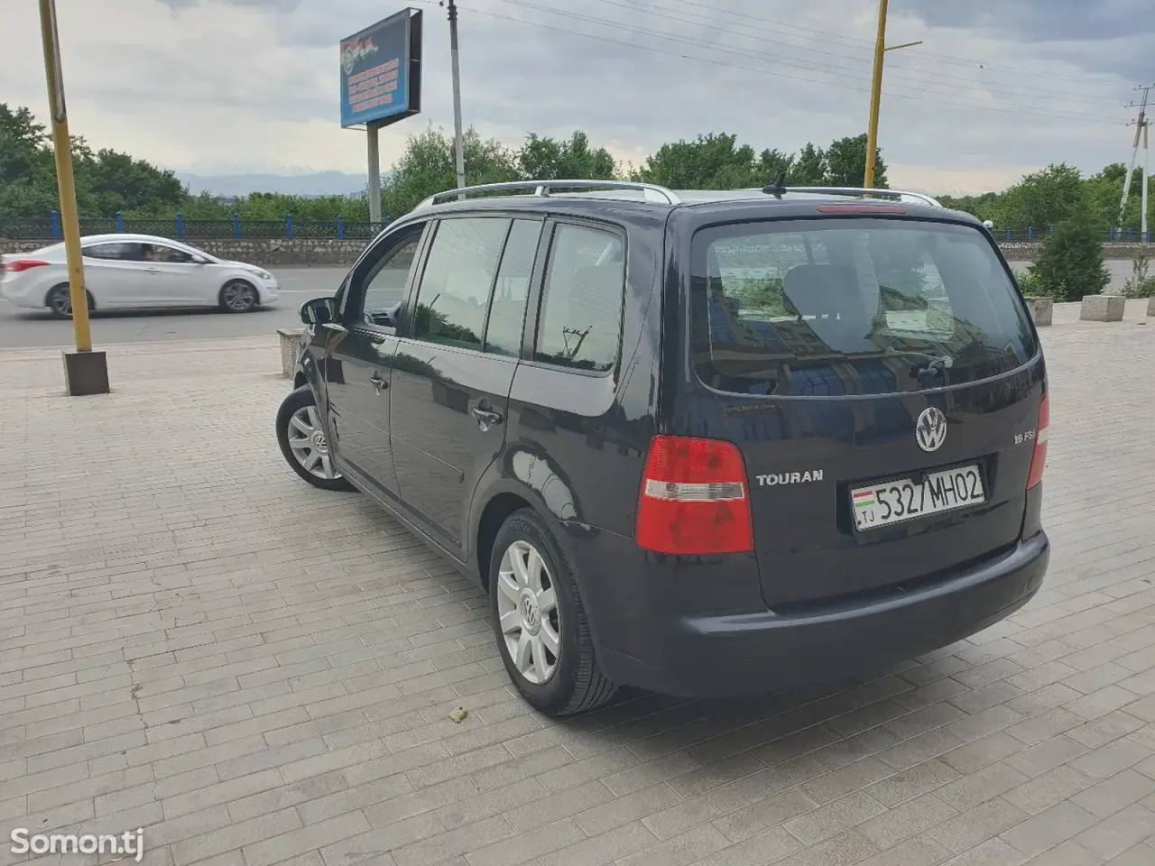 Volkswagen Touran 2005 · 1.6 MT