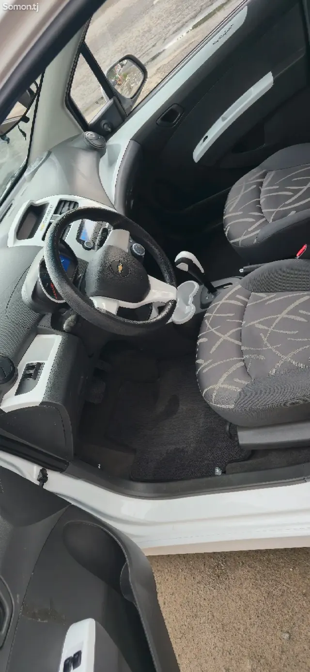 Chevrolet Spark 2015 · 1.1 AT