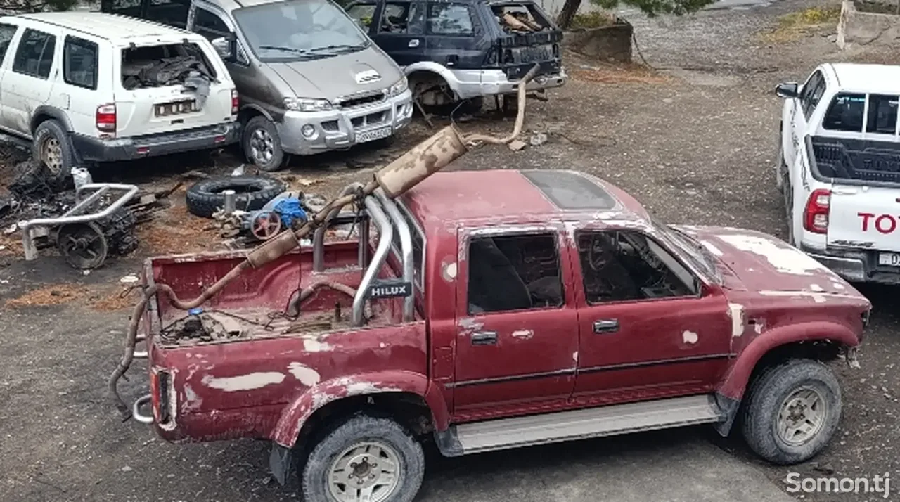 Toyota Hilux 1995 · 2.4 MT
