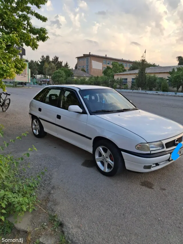 Opel Astra F 1994 · 1.6 MT