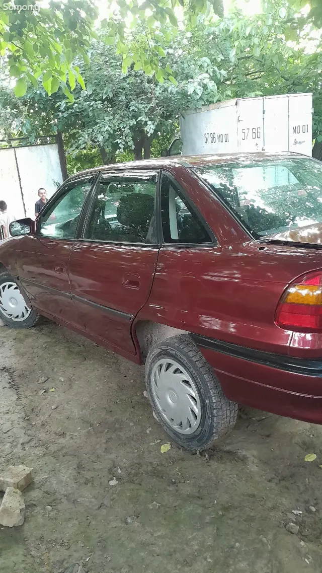 Opel Astra F 1993 · 1.6 MT