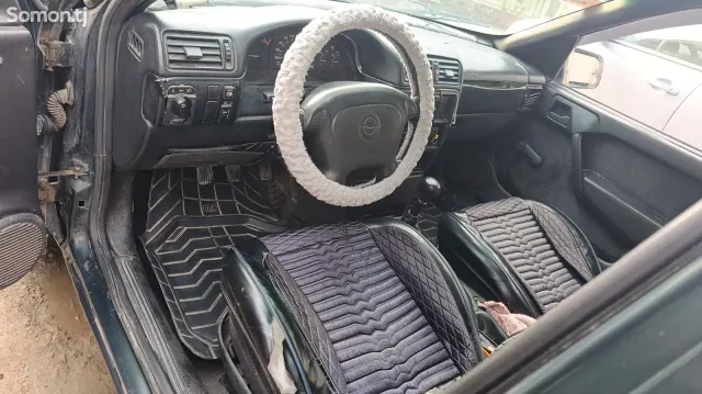 Opel Vectra A 1995 · 1.6 MT