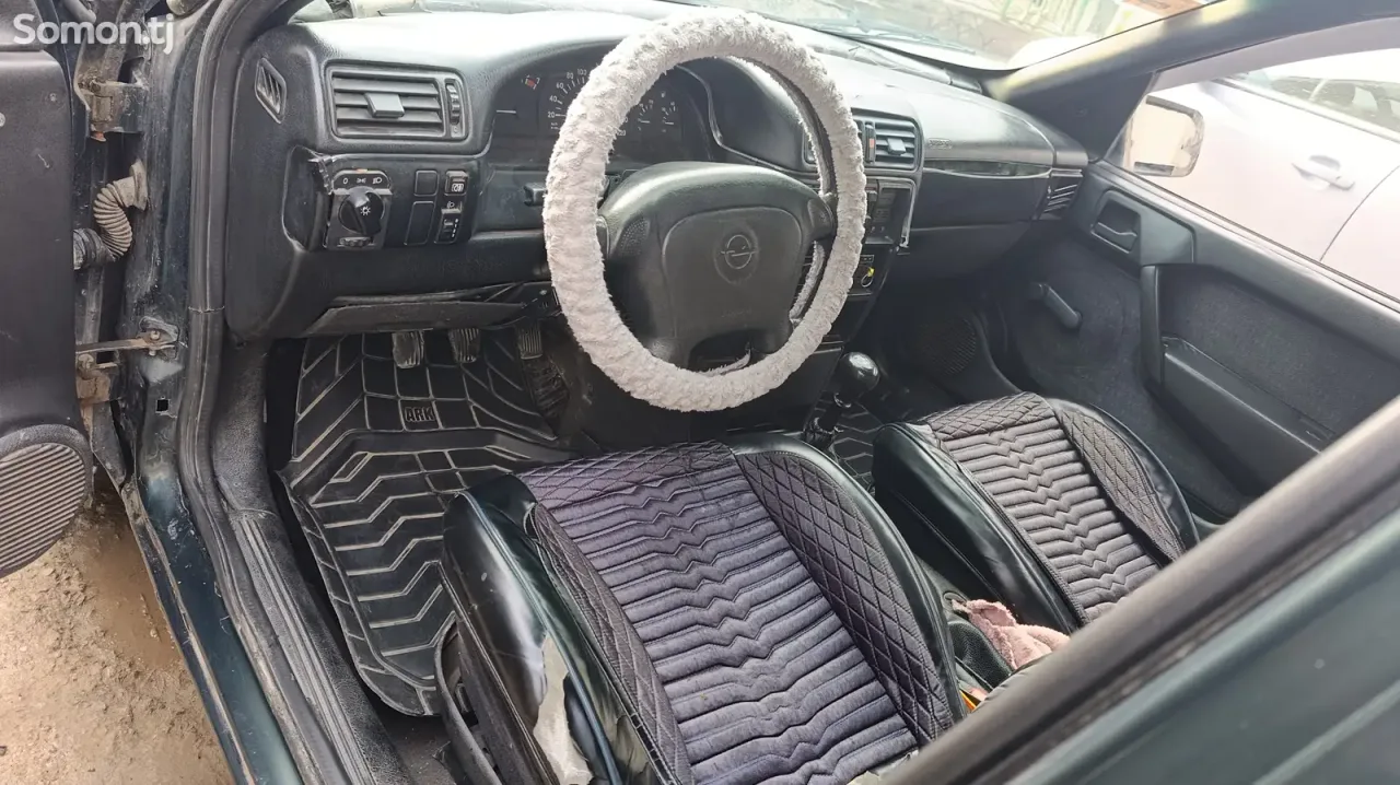 Opel Vectra A 1995 · 1.6 MT