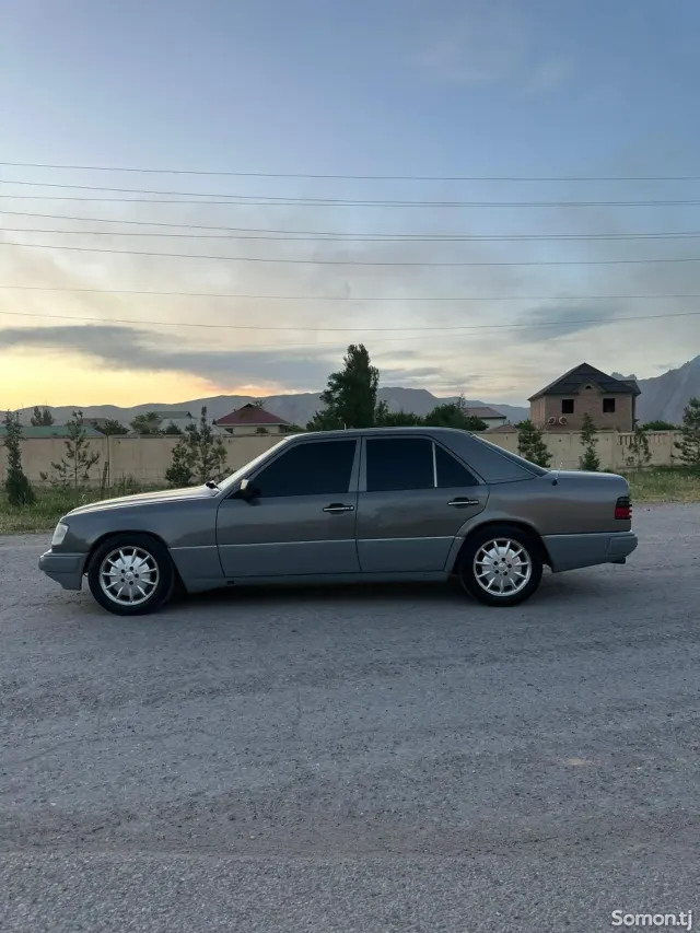 Mercedes-Benz W124 1995 · 2.0 MT