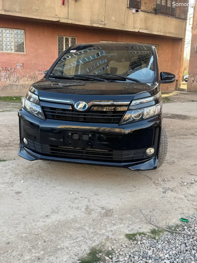 Toyota Voxy 2014 · 1.8 CVT