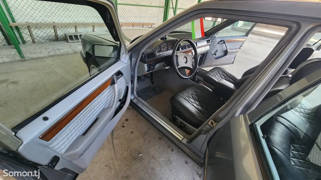 Mercedes-Benz W124 1991 · 2.0 MT