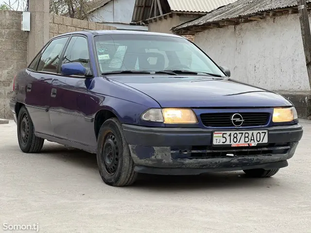 Opel Astra F 1995 · 1.6 MT