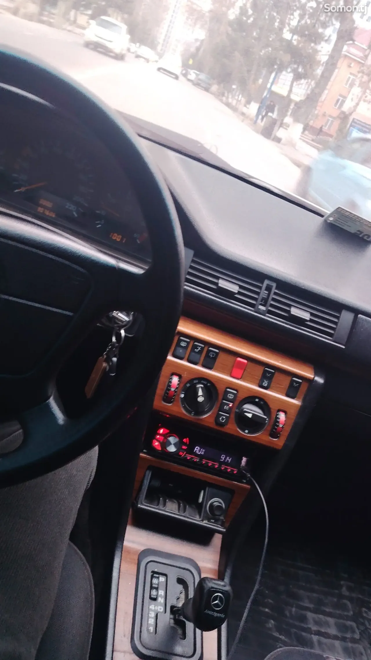Mercedes-Benz W124 1995 · 2.0 AT