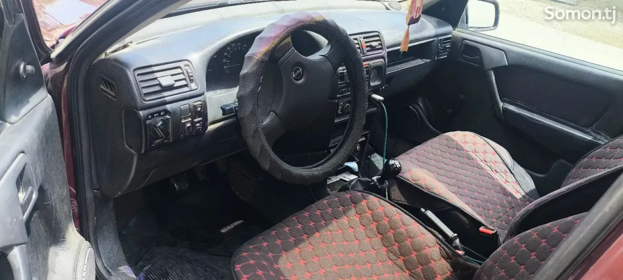 Opel Vectra A 1991 · 1.6 MT
