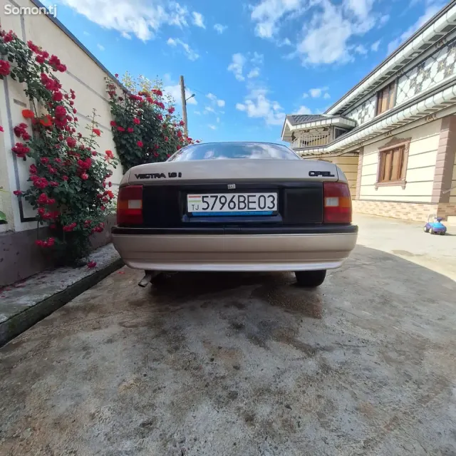 Opel Vectra A 1992 · 1.6 MT