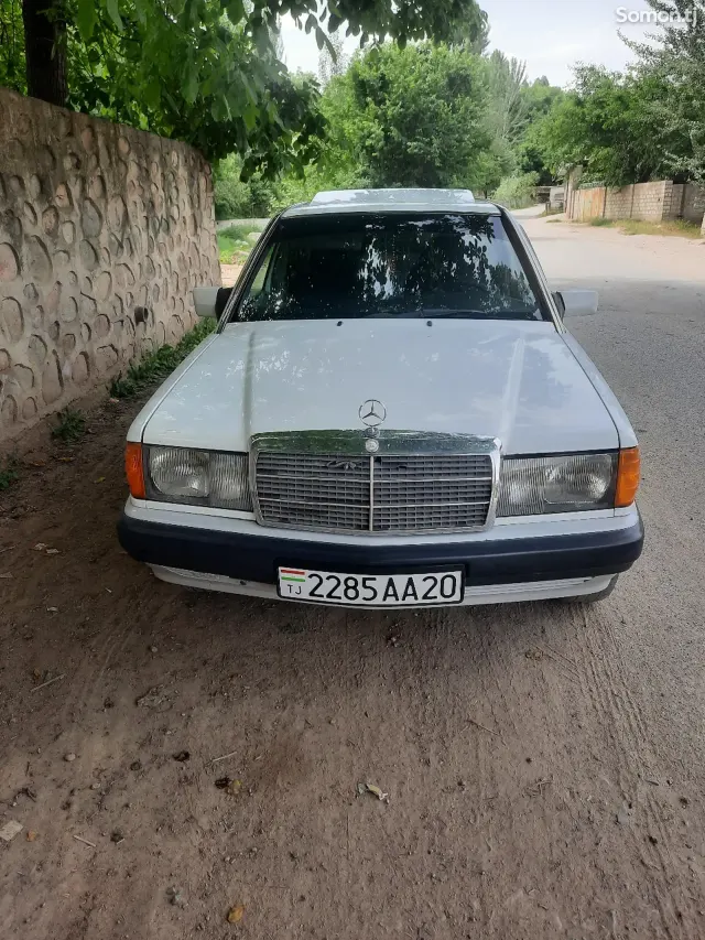 Mercedes-Benz W201 1991 · 2.0 MT