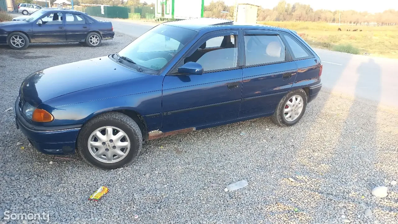 Opel Astra F 1992 · 1.6 MT