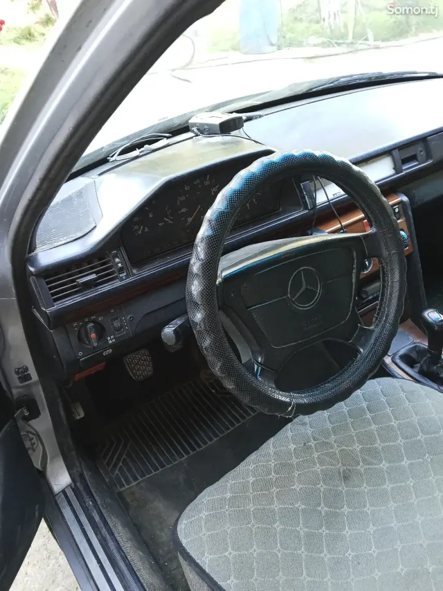 Mercedes-Benz W124 1993 · 1.6 MT
