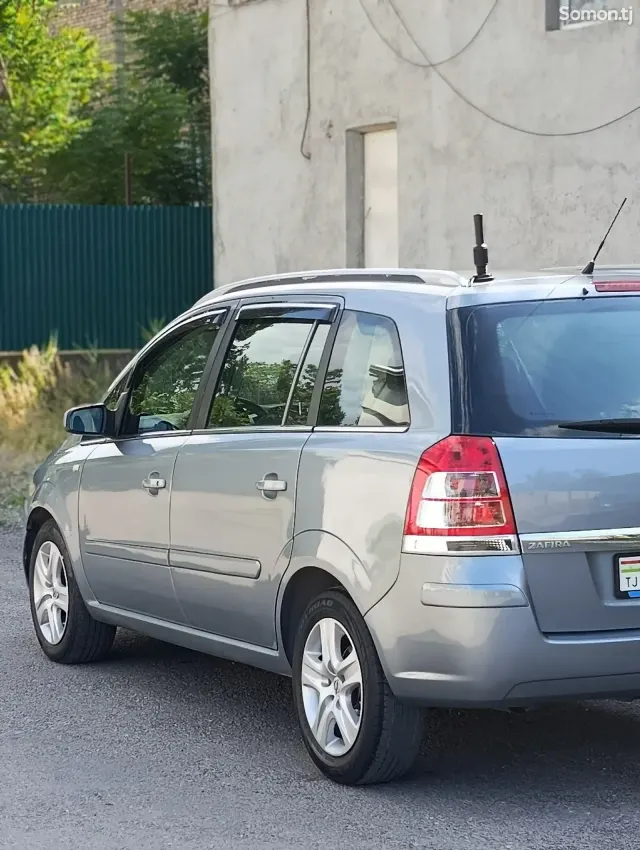Opel Zafira 2006 · 1.9 MT