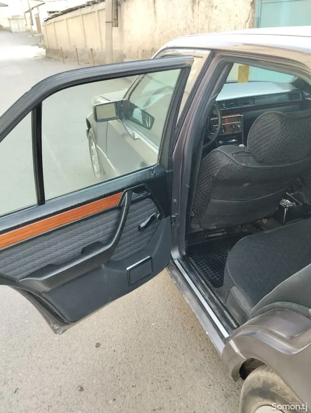 Mercedes-Benz W124 1992 · 2.0 MT