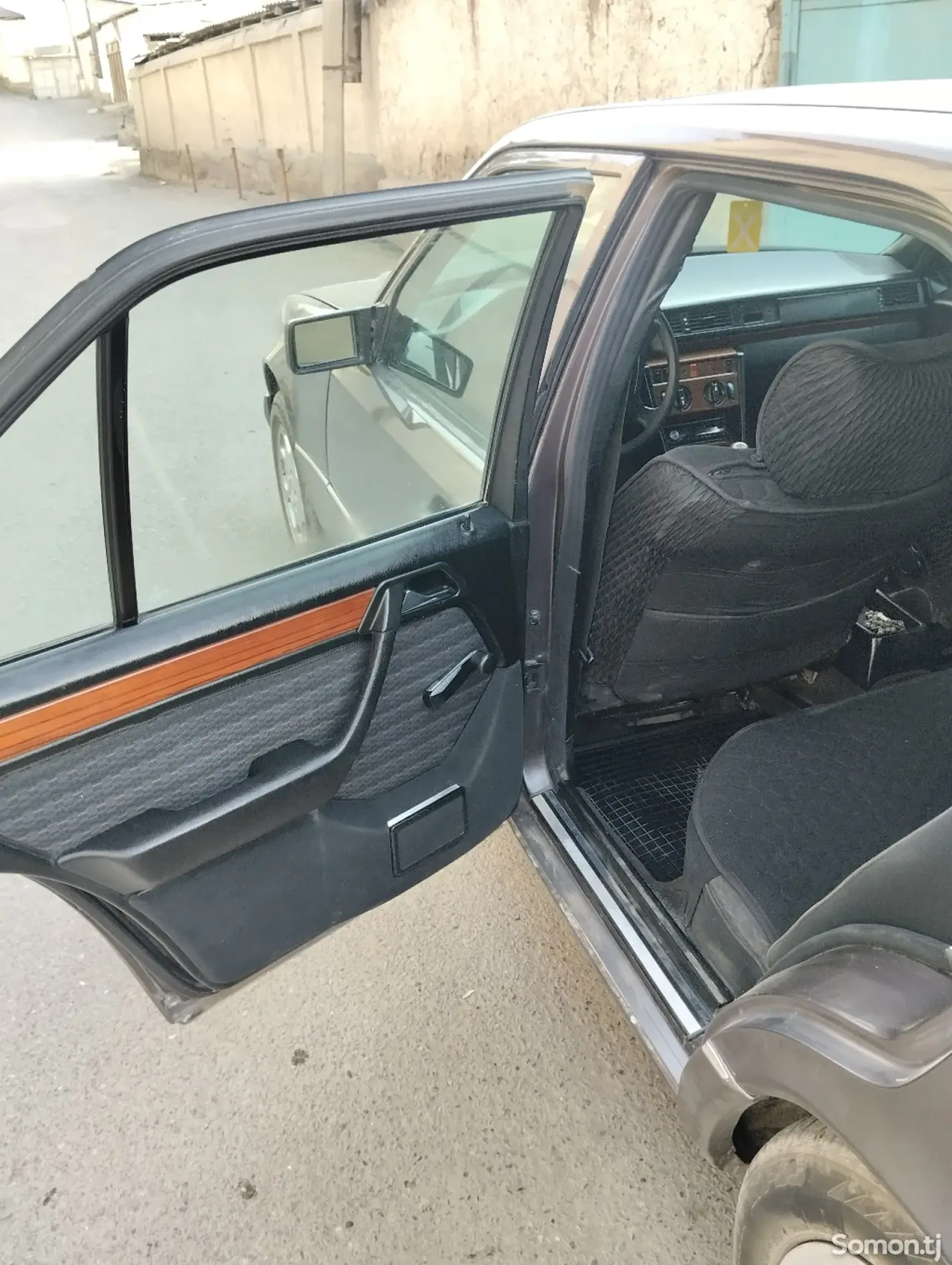 Mercedes-Benz W124 1992 · 2.0 MT