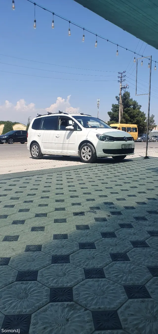 Volkswagen Touran 2011 · 1.4 MT