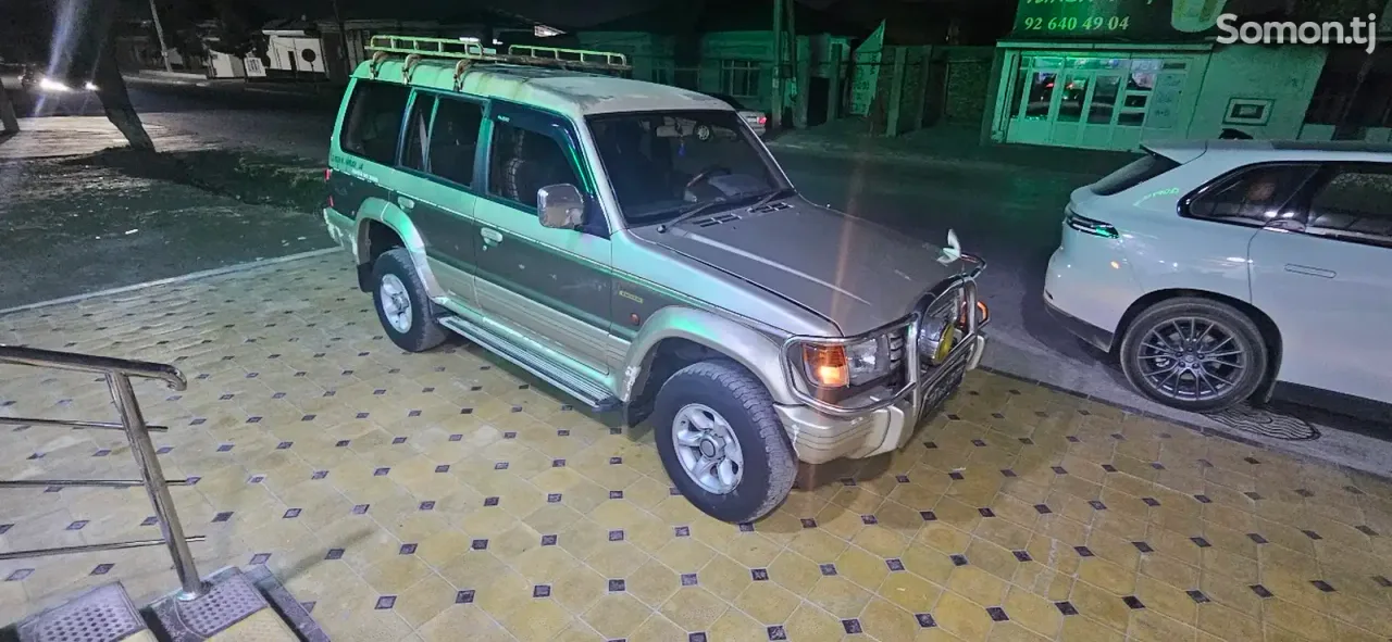 Mitsubishi Pajero 1995 · 2.7 AT