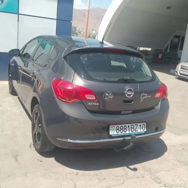 Opel Astra J 2015 · 1.6 MT