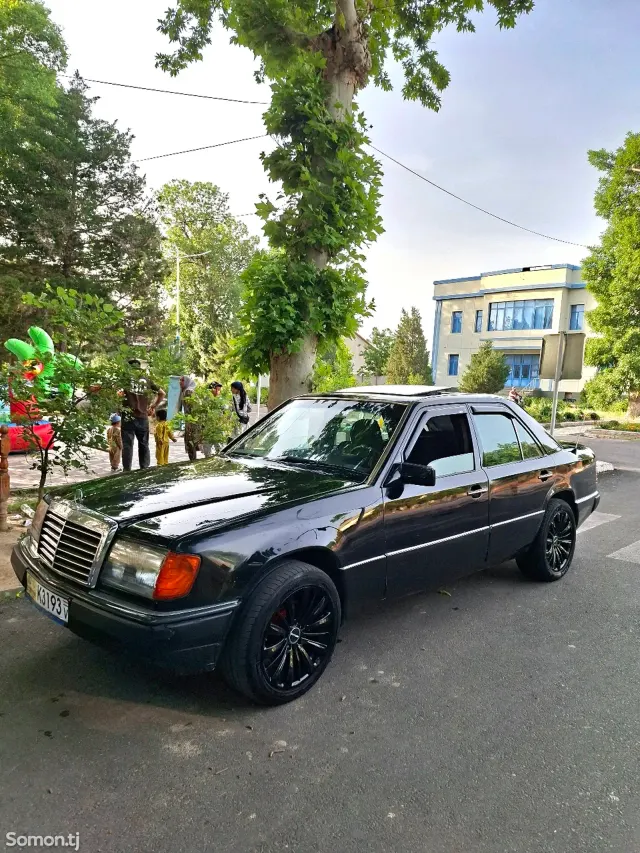 Mercedes-Benz W124 1991 · 2.5 MT