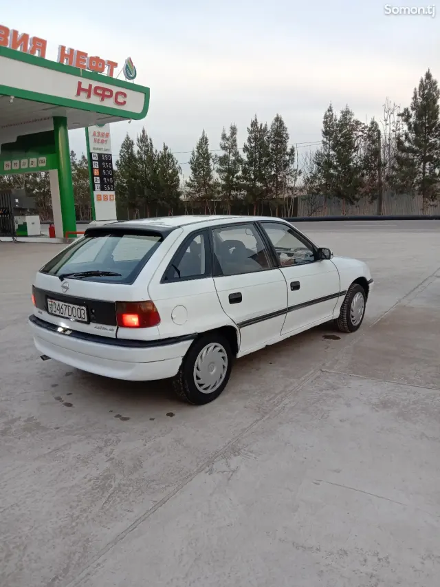 Opel Astra F 1992 · 1.6 MT