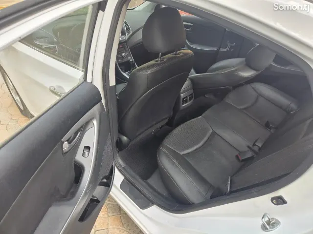 Hyundai Avante 2015 · 1.6 AT