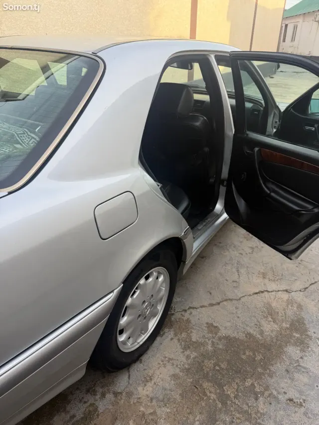 Mercedes-Benz C class 2000 · 2.3 MT