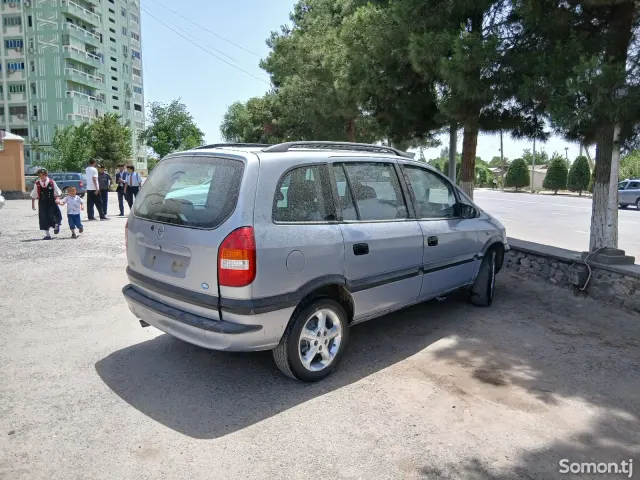 Opel Zafira 2002 · 2.2 MT