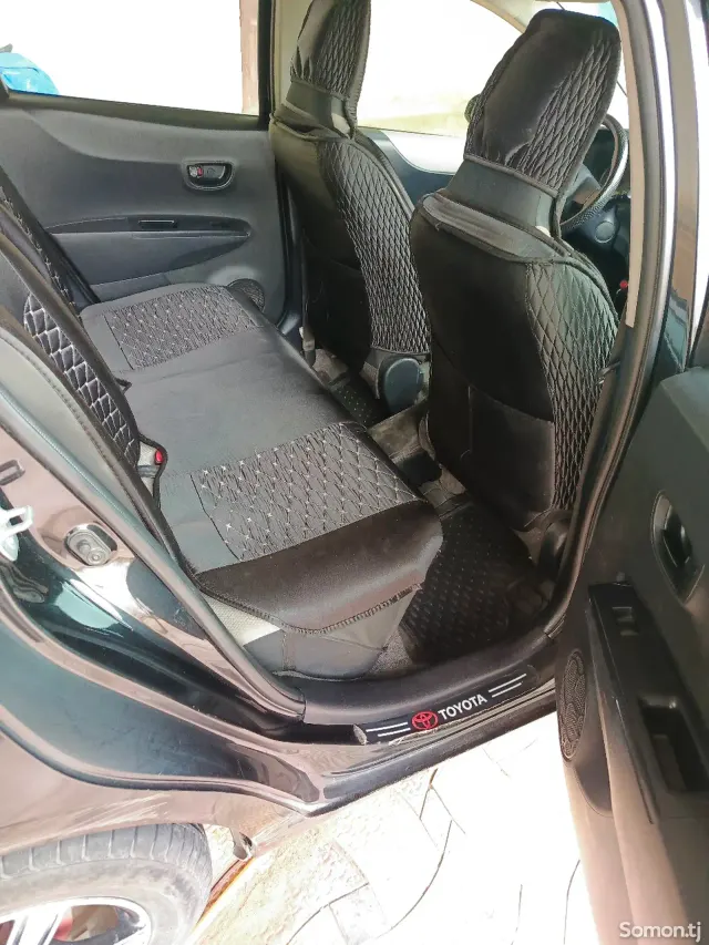 Toyota Vitz 2012 · 1.1 AT