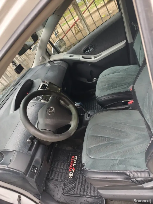 Toyota Vitz 2009 · 1.5 AT