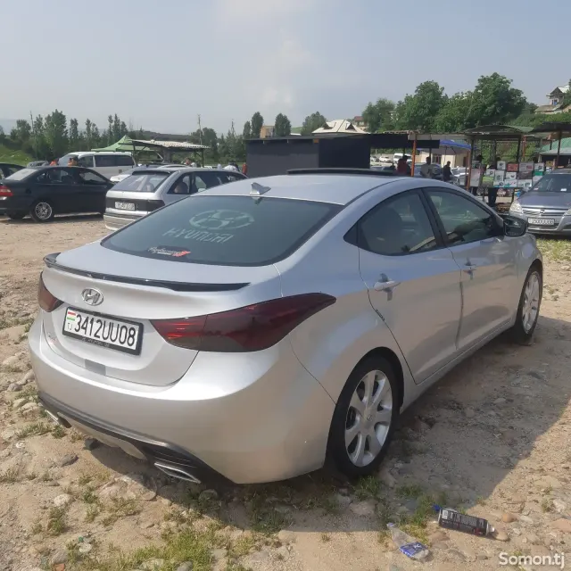 Hyundai Elantra 2012 · 1.8 AT