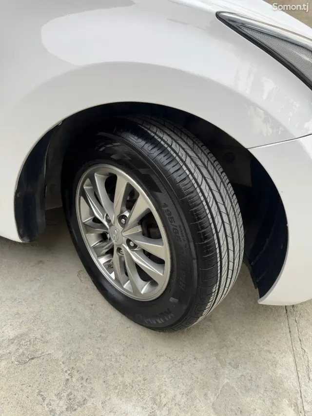 Hyundai Avante 2015 · 1.6 AT